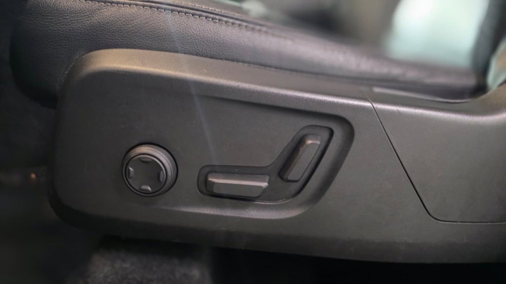 Used 2021 Volvo XC40 T5 Momentum w/ Climate Package image 19