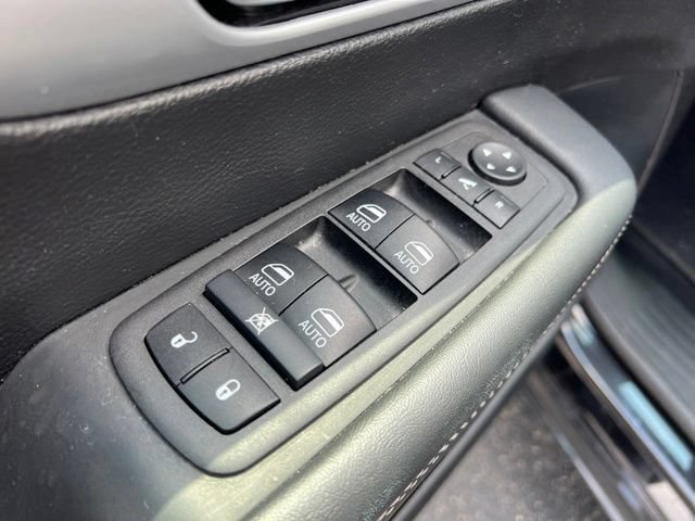 Used 2025 Chrysler Pacifica Limited FWD image 31