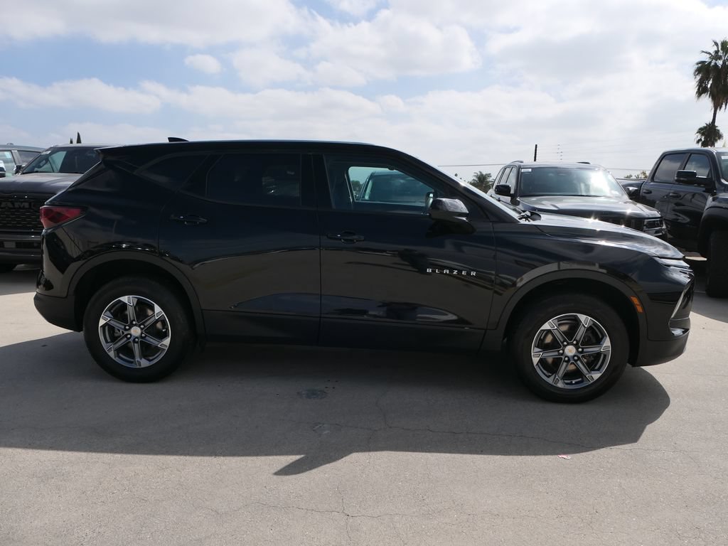Used 2025 Chevrolet Blazer LT FWD image 2