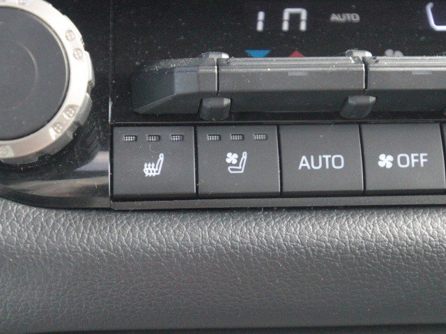 Used 2025 Toyota Sequoia Limited w/ TRD Off-Road Package AWD/4WD image 27