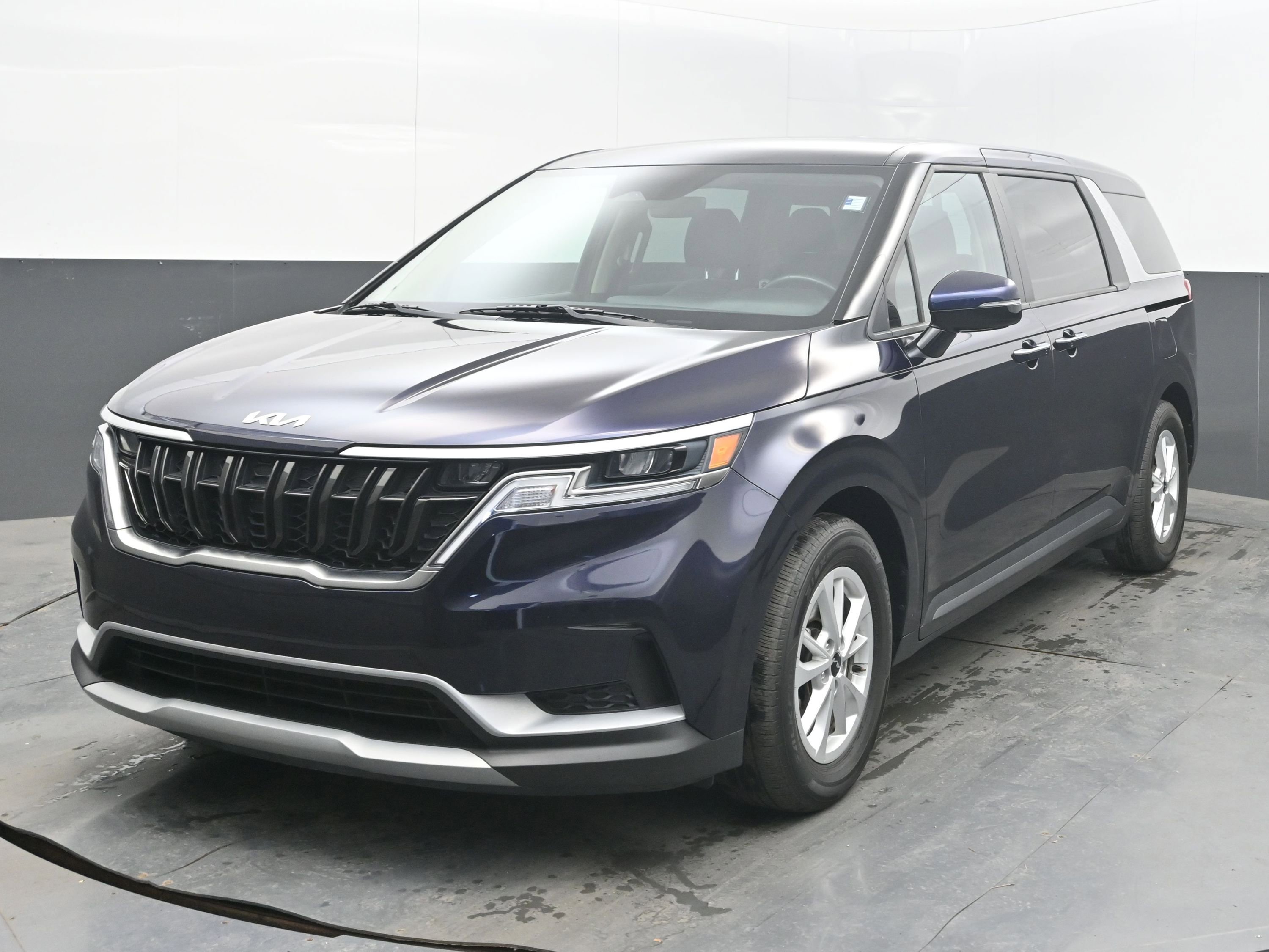 Used 2023 Kia Carnival LX image 3