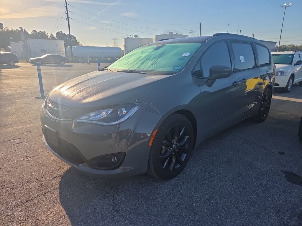 Used 2020 Chrysler Pacifica Touring-L Plus w/ S Appearance Package image 3