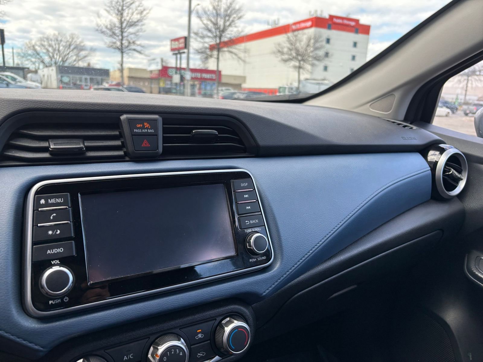 Used 2025 Nissan Versa SV FWD image 33