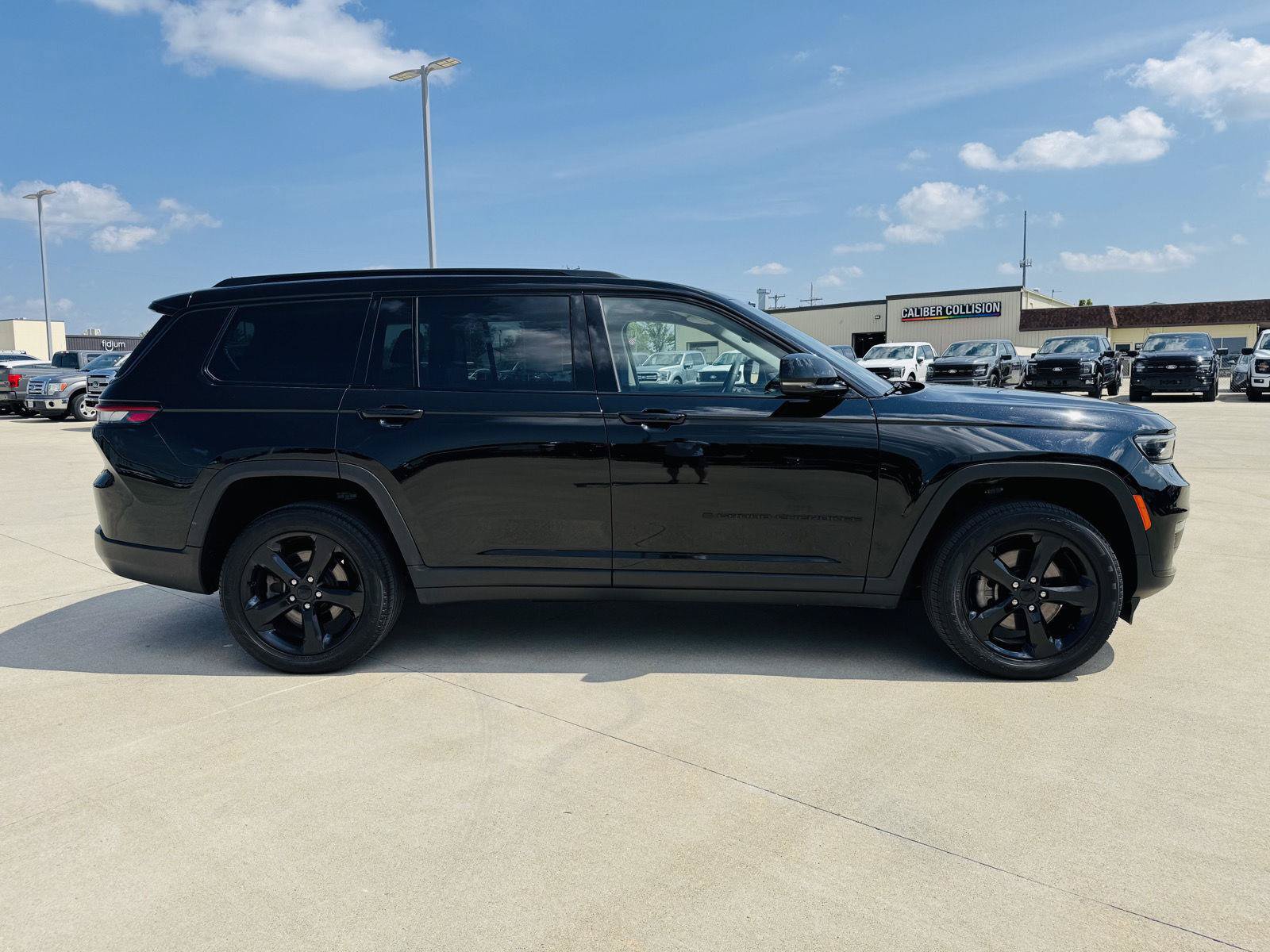 Used 2023 Jeep Grand Cherokee L Limited w/ Black Appearance Package AWD/4WD image 44