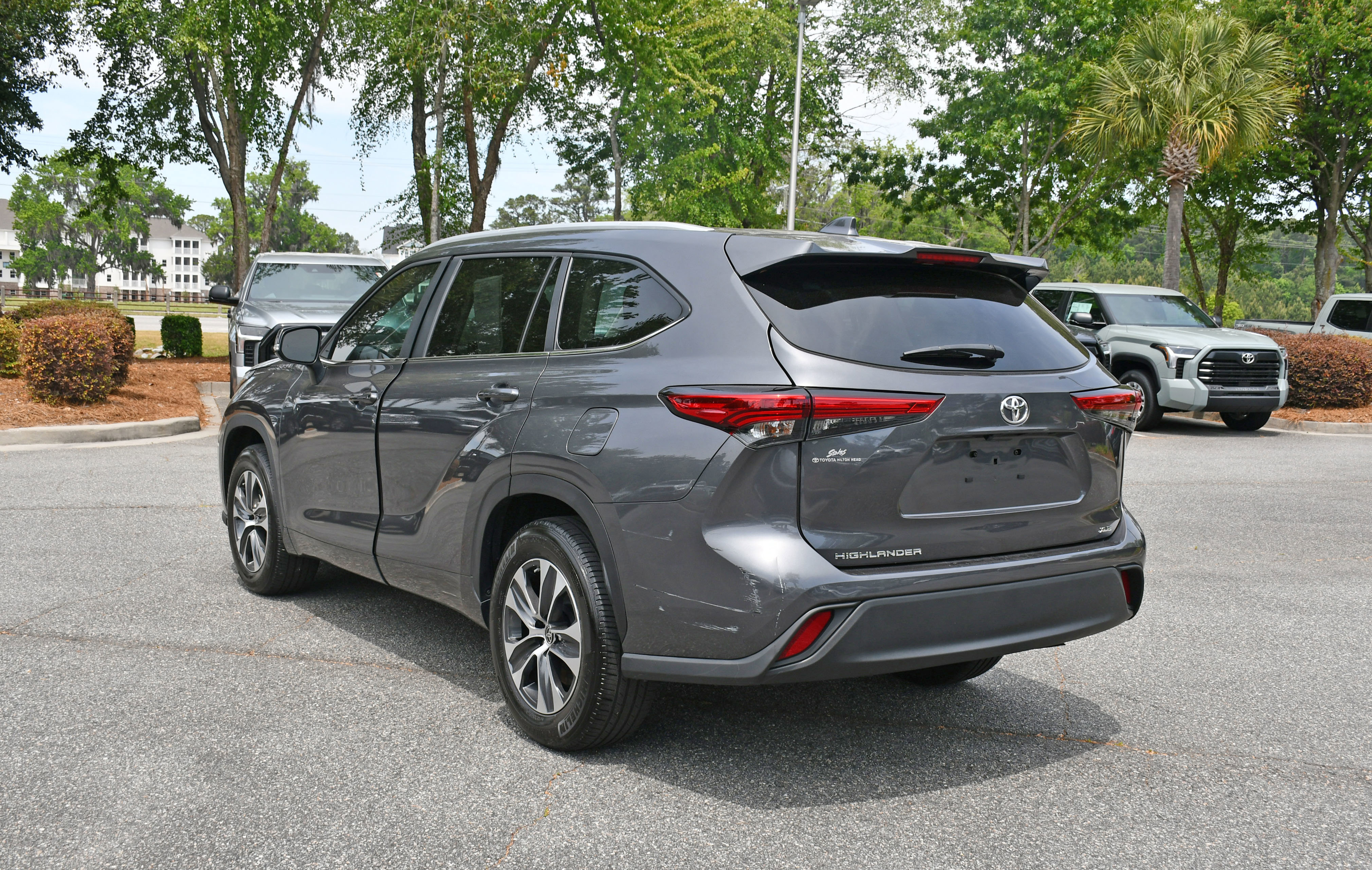 Used 2023 Toyota Highlander XLE FWD image 3