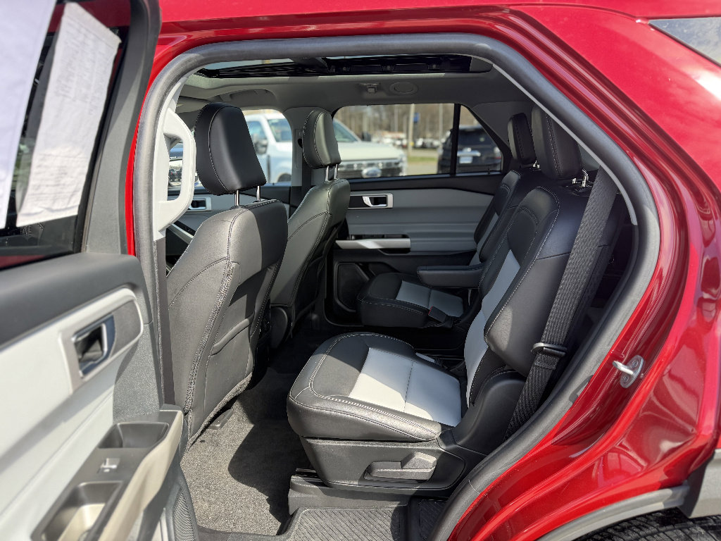 Used 2022 Ford Explorer XLT w/ Equipment Group 202A image 11