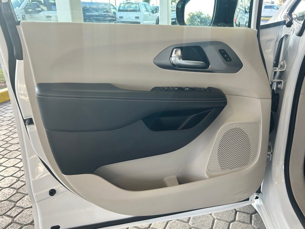Used 2024 Chrysler Pacifica Touring-L image 37