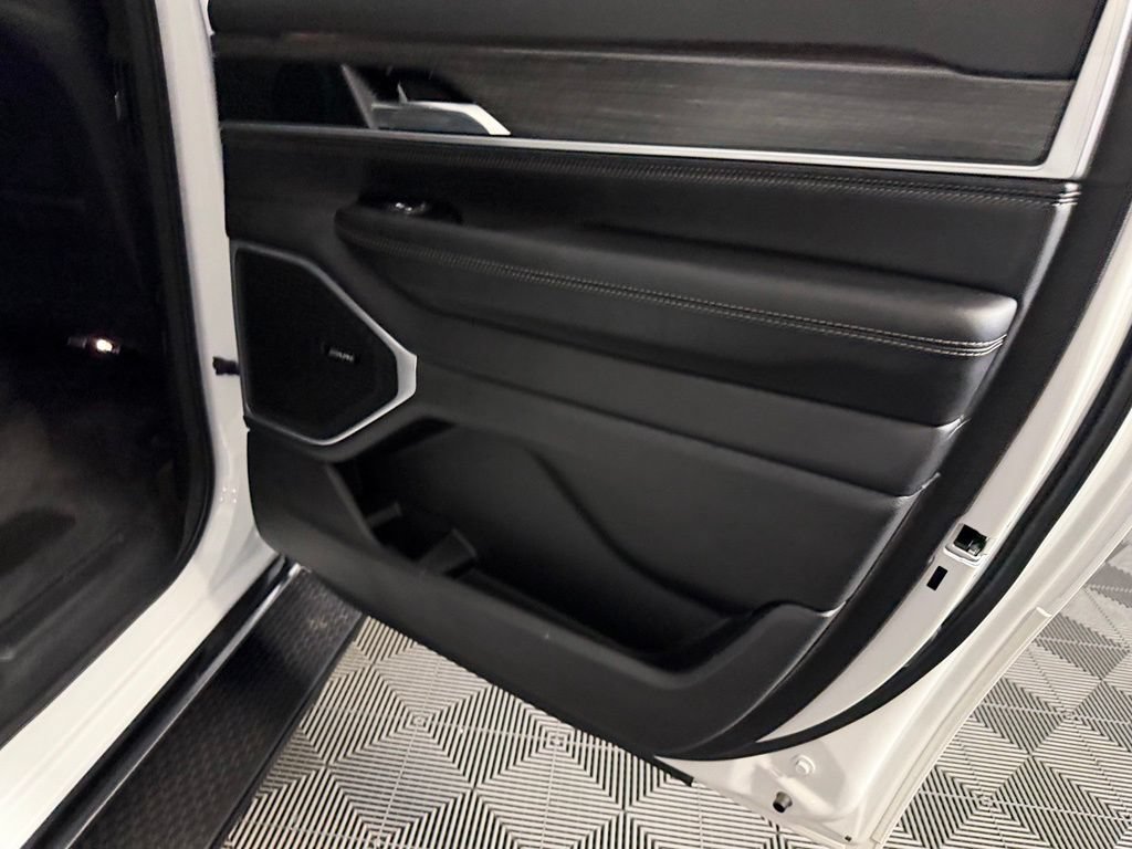 Used 2023 Jeep Wagoneer L Series III w/ Preferred Equipment Group AWD/4WD image 30