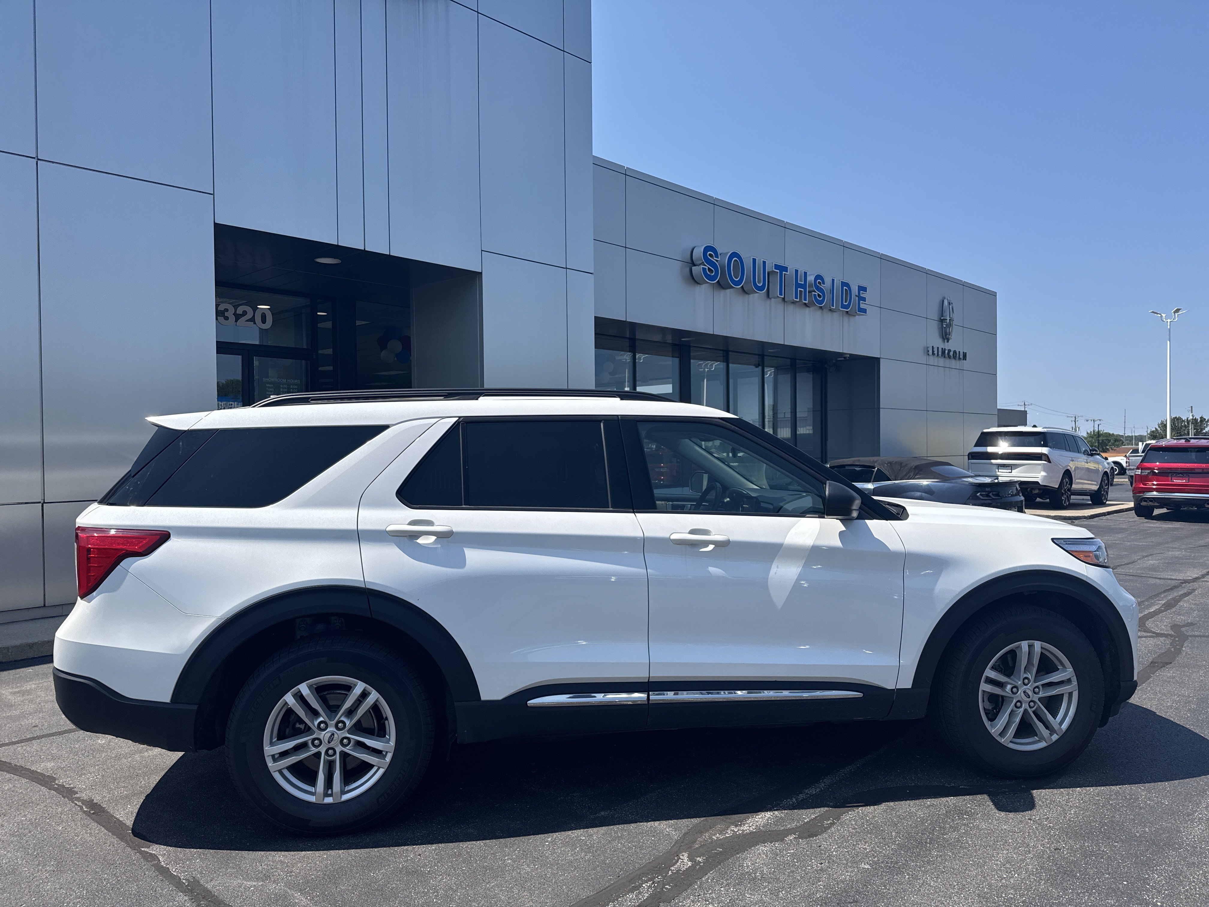 Used 2023 Ford Explorer XLT w/ Equipment Group 202A AWD/4WD image 7