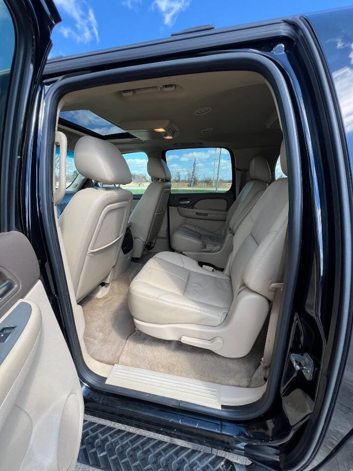 Used 2011 Chevrolet Suburban LT image 17