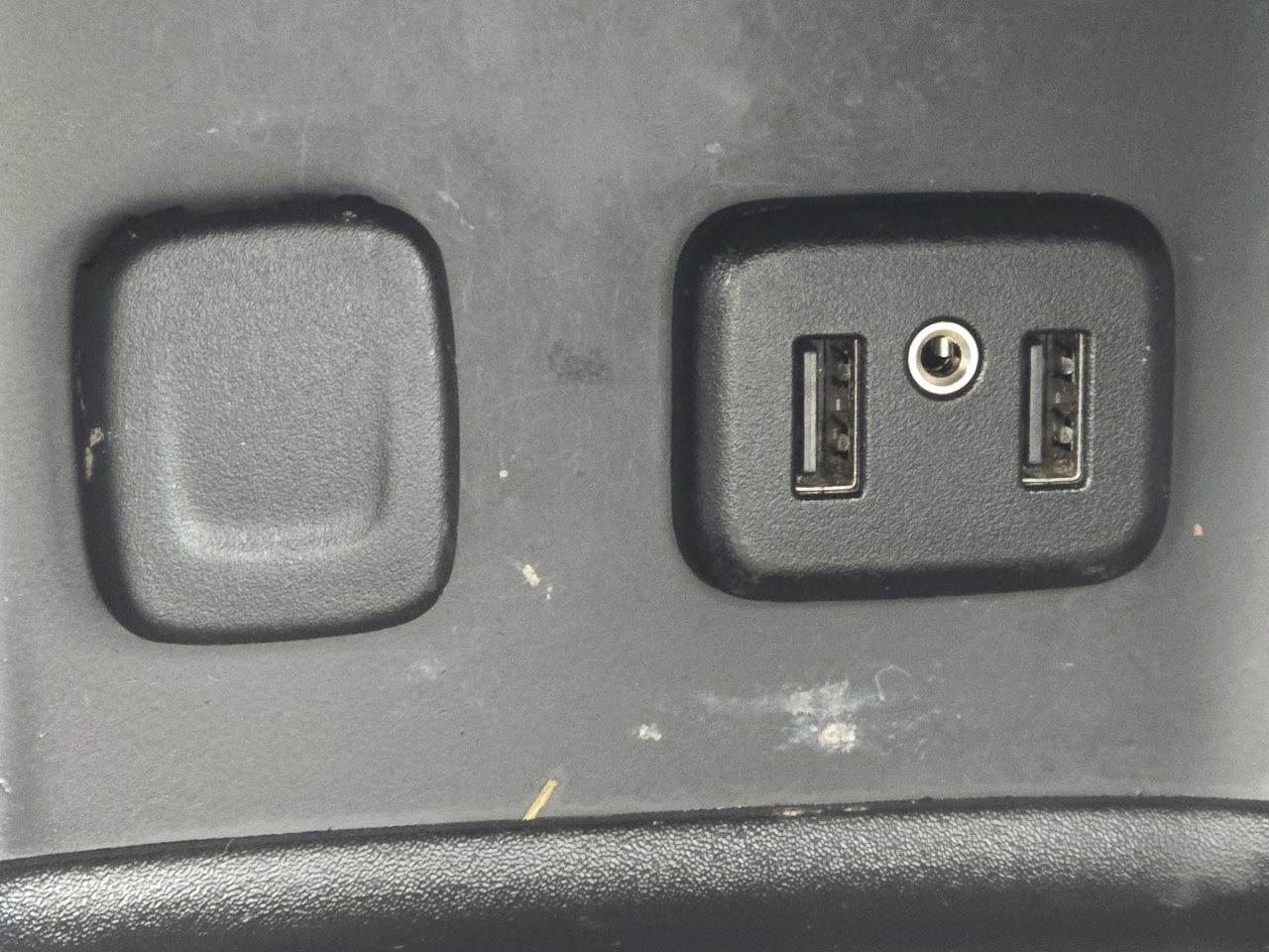 Used 2019 GMC Acadia SLT w/ LPO, Floor Liner Package image 9