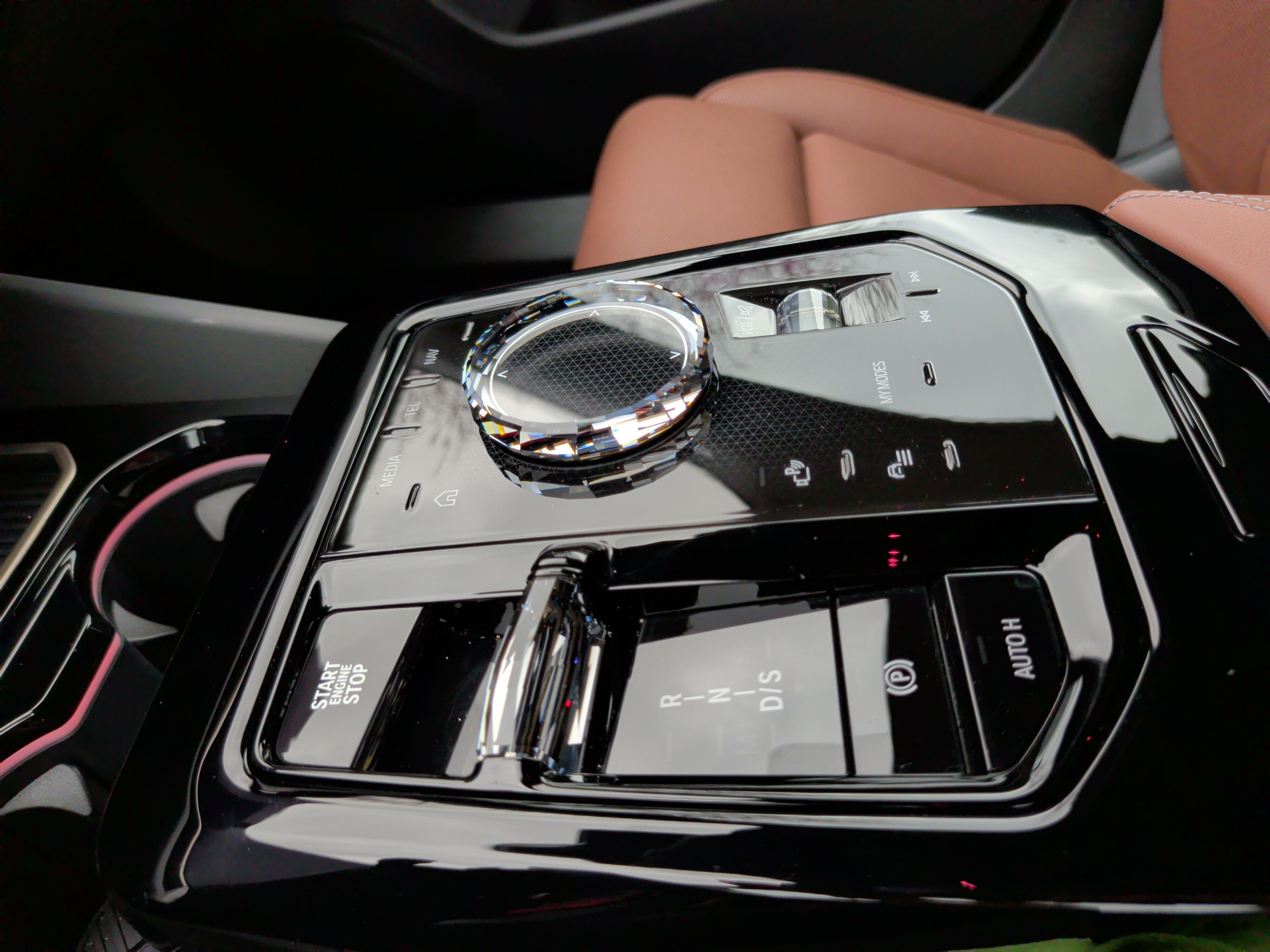 Certified 2025 BMW 550e xDrive w/ Executive Package image 21