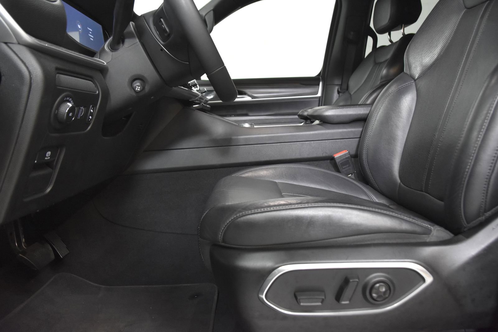 Used 2024 Jeep Wagoneer L Series II RWD image 16