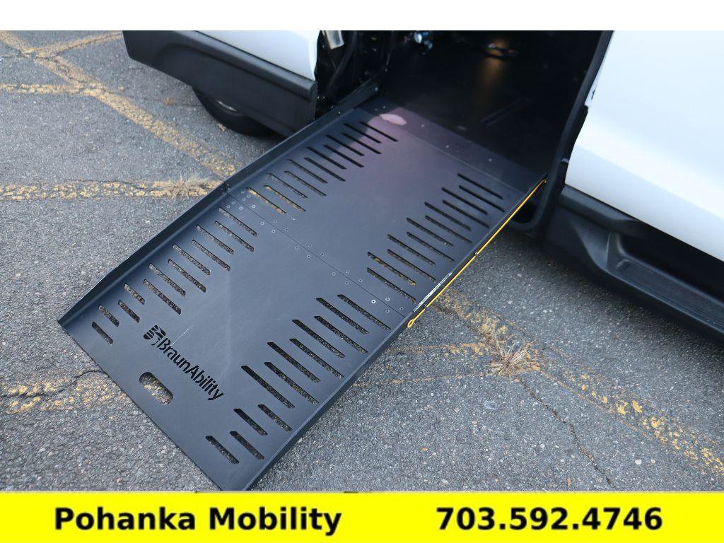 Used 2020 Chrysler Voyager L image 28