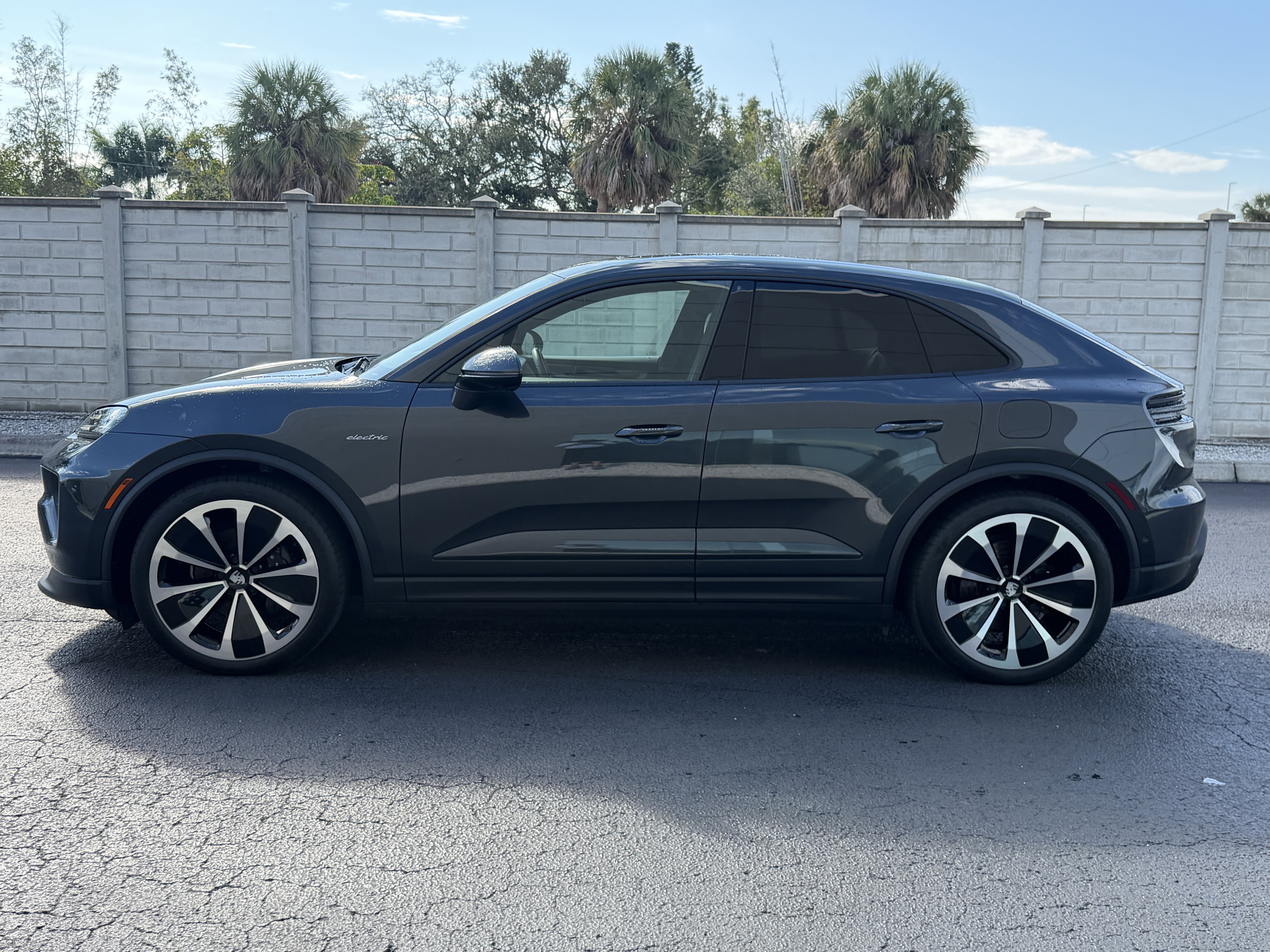 Certified 2024 Porsche Macan 4 Electric image 2