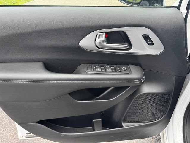 Certified 2025 Chrysler Pacifica Limited FWD image 21