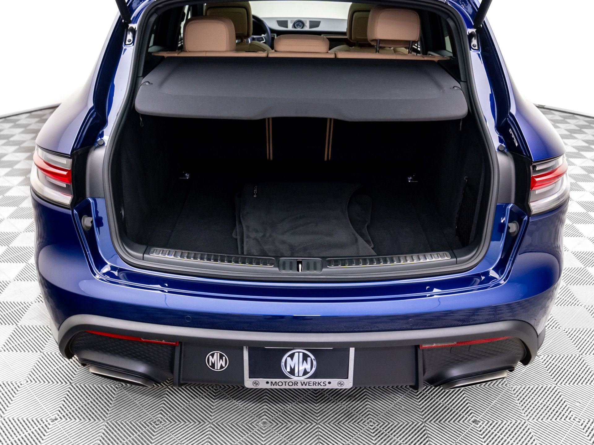 Certified 2025 Porsche Macan image 30