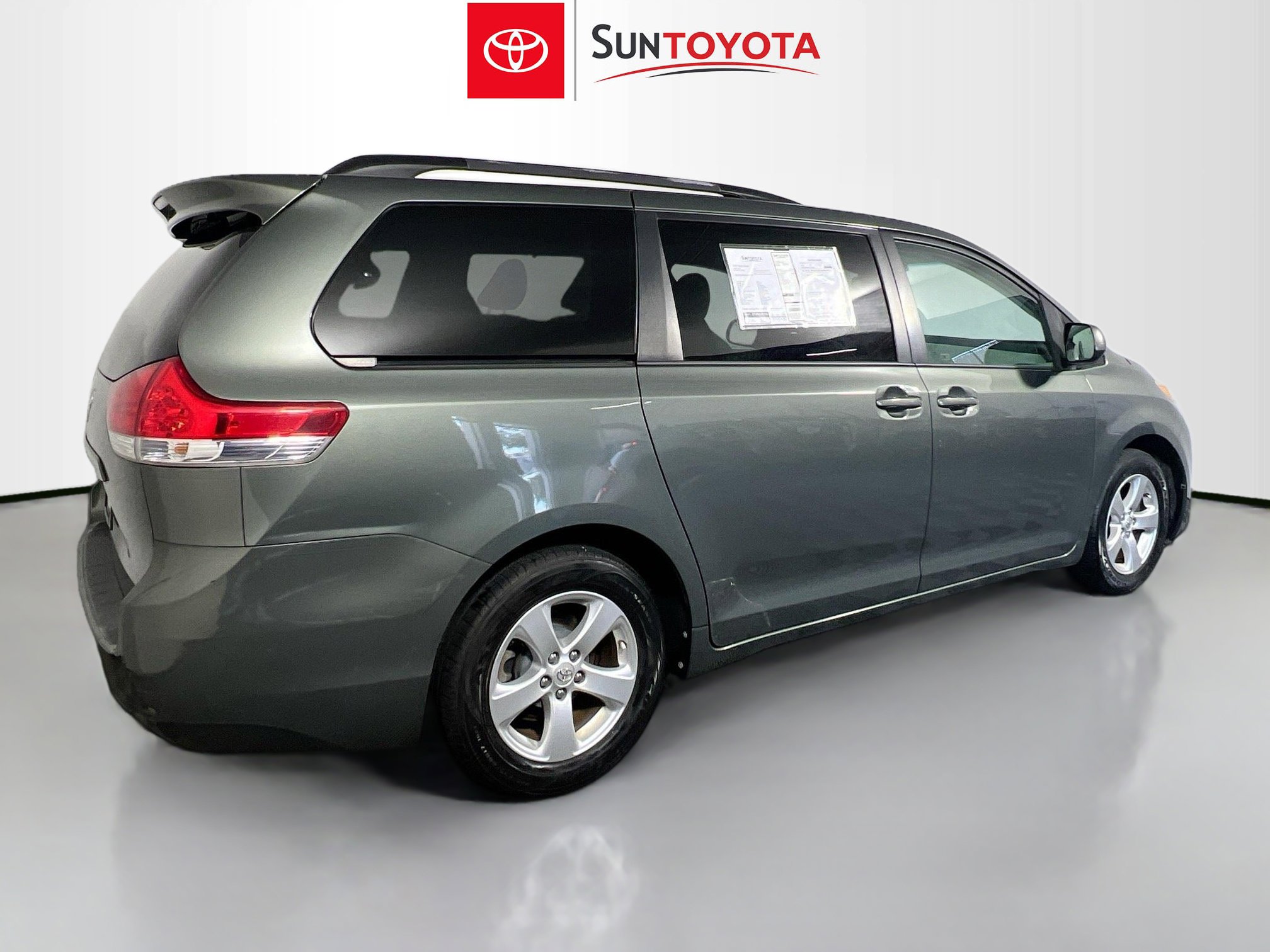 Used 2013 Toyota Sienna LE w/ Towing Pkg image 4