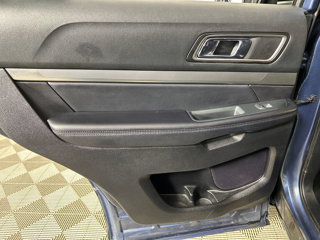 Used 2018 Ford Explorer XLT w/ Equipment Group 202A FWD image 16