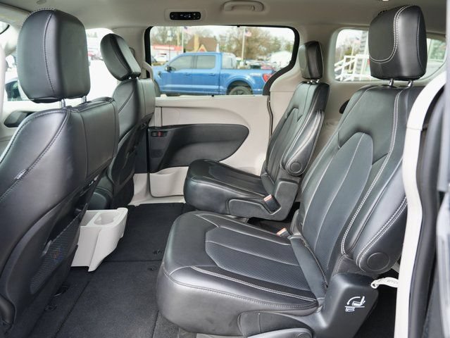 Used 2024 Chrysler Pacifica Touring-L image 11