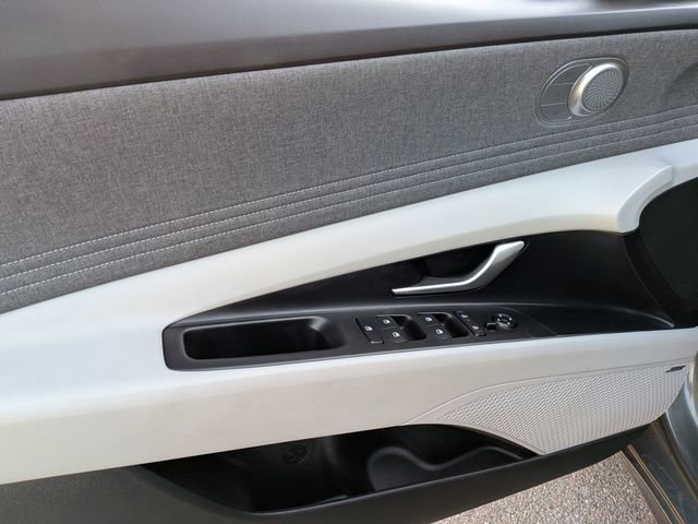 Used 2025 Hyundai Elantra Limited image 8