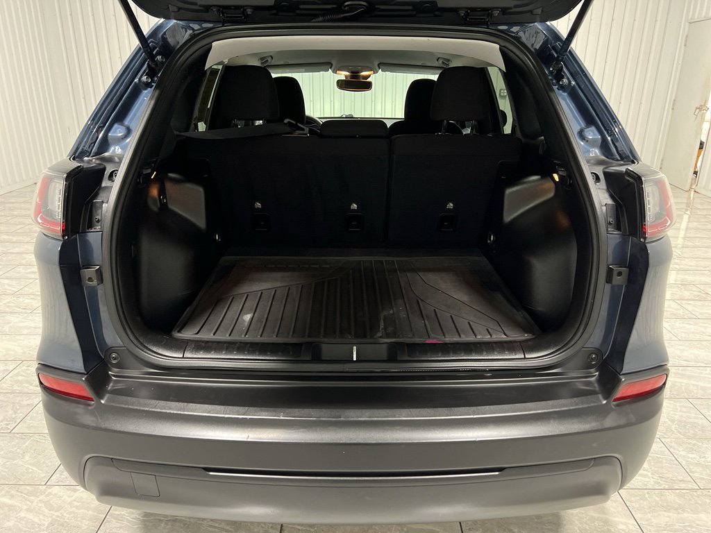 Used 2021 Jeep Cherokee Latitude w/ Mopar Interior Package image 24