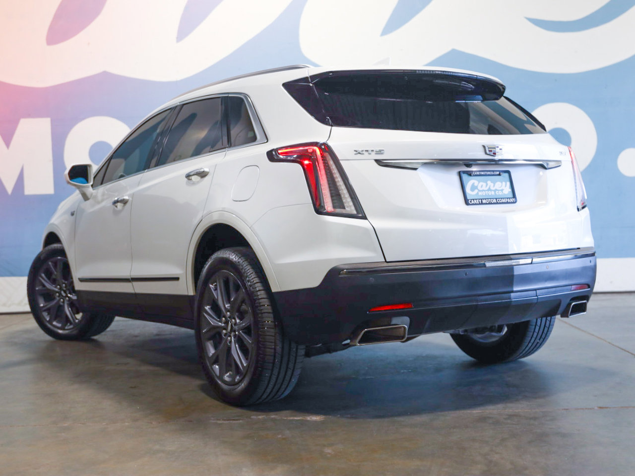Used 2018 Cadillac XT5 Luxury w/ LPO, Black Ice Package image 2