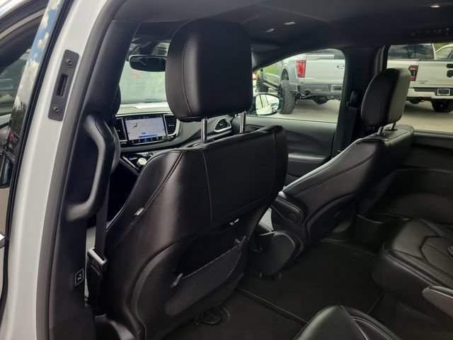 Used 2025 Chrysler Pacifica Select FWD image 13