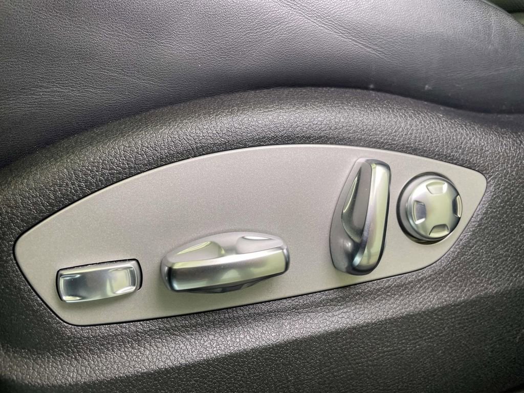 Certified 2025 Porsche Macan AWD/4WD image 17