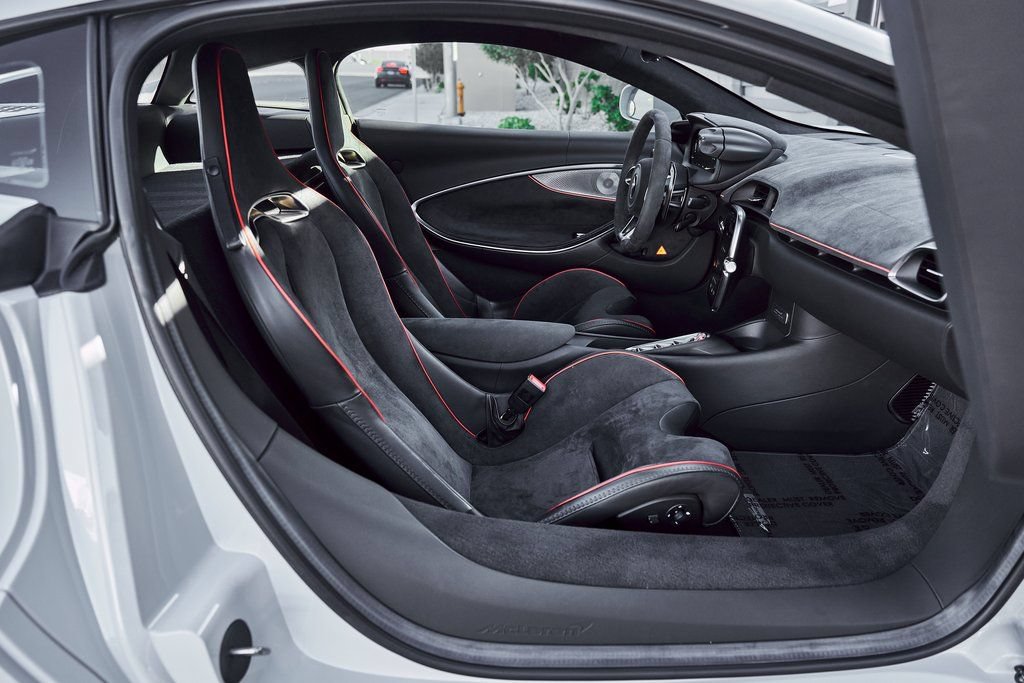 Used 2023 McLaren Artura RWD image 34
