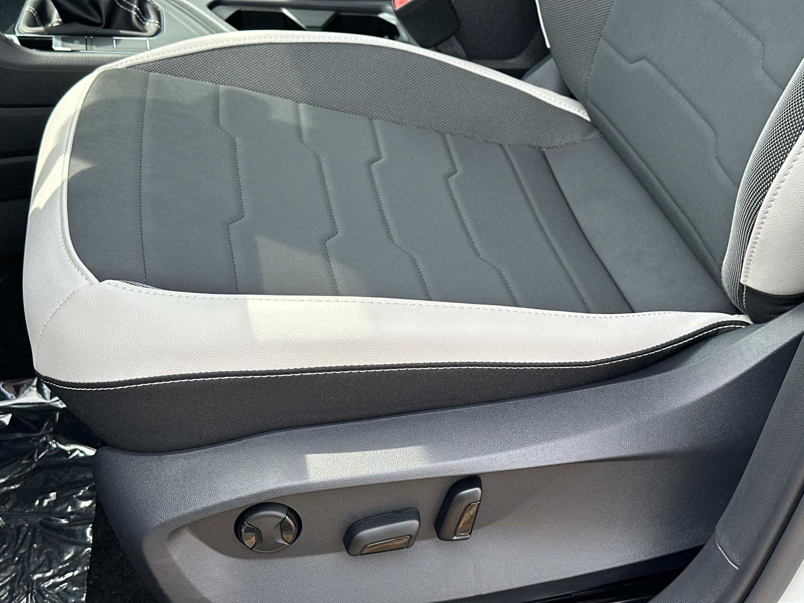 New 2025 Volkswagen Taos SE image 17