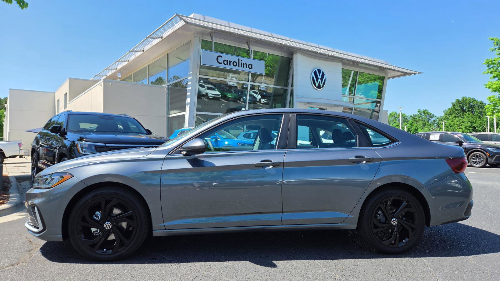 Used 2026 Volkswagen Jetta SE FWD image 2