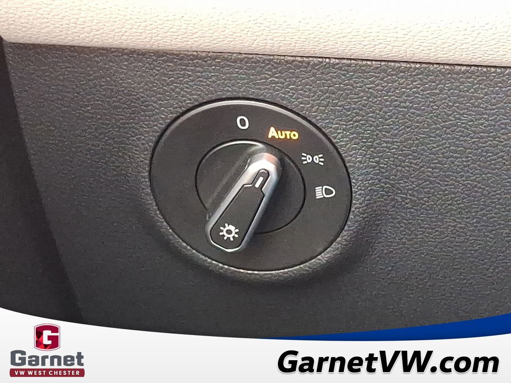 Used 2025 Volkswagen Taos SEL image 27