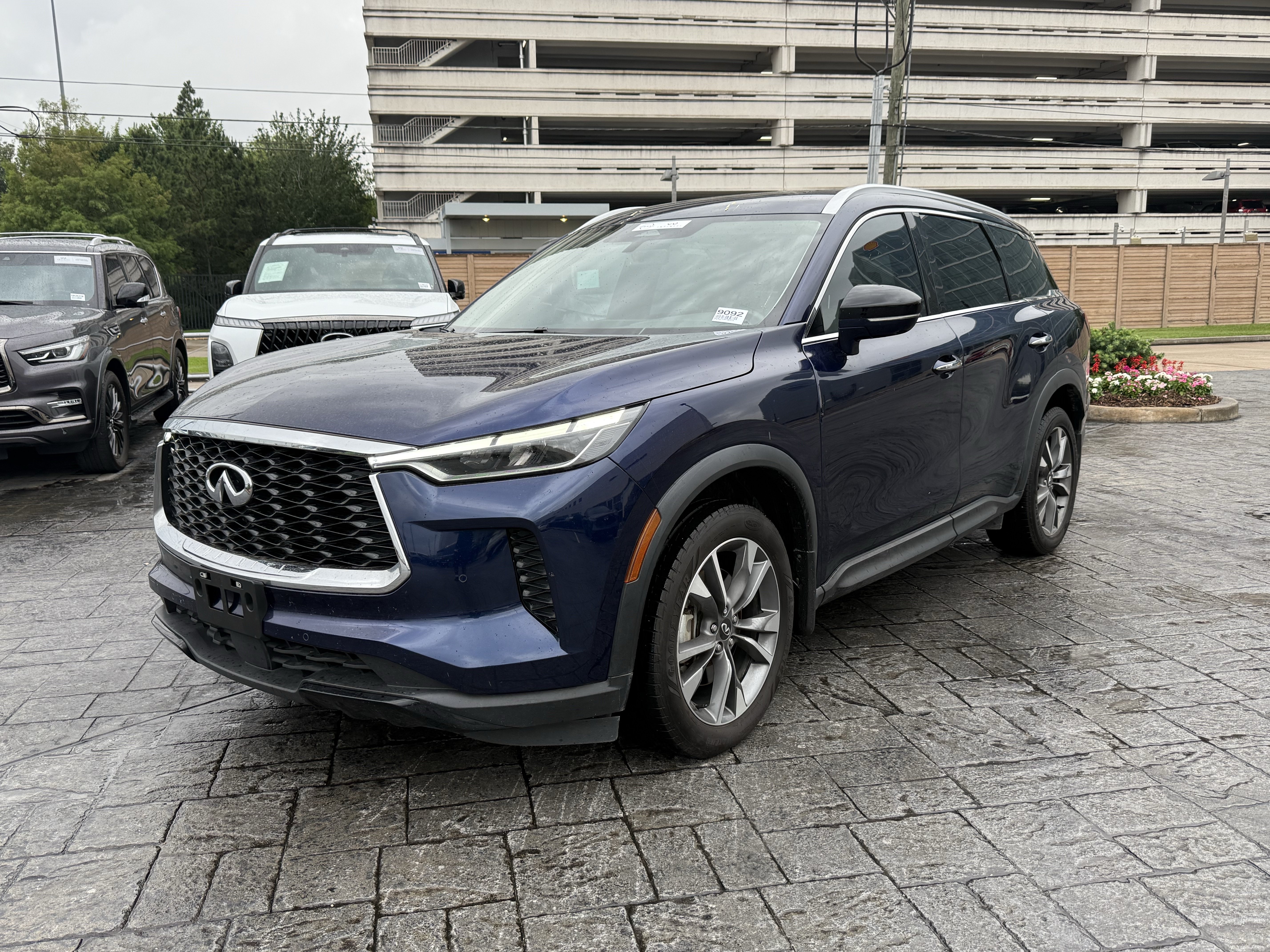 Used 2023 INFINITI QX60 Luxe w/ Cargo Package FWD image 3