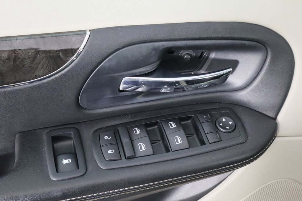 Used 2014 Chrysler Town & Country Touring image 20