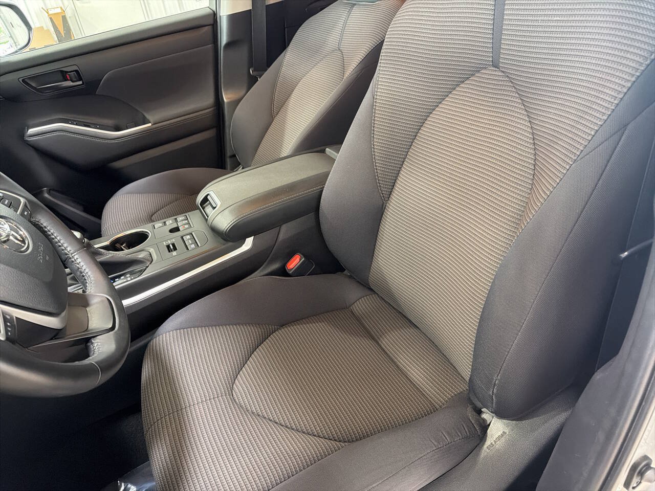 Used 2023 Toyota Highlander LE AWD/4WD image 21