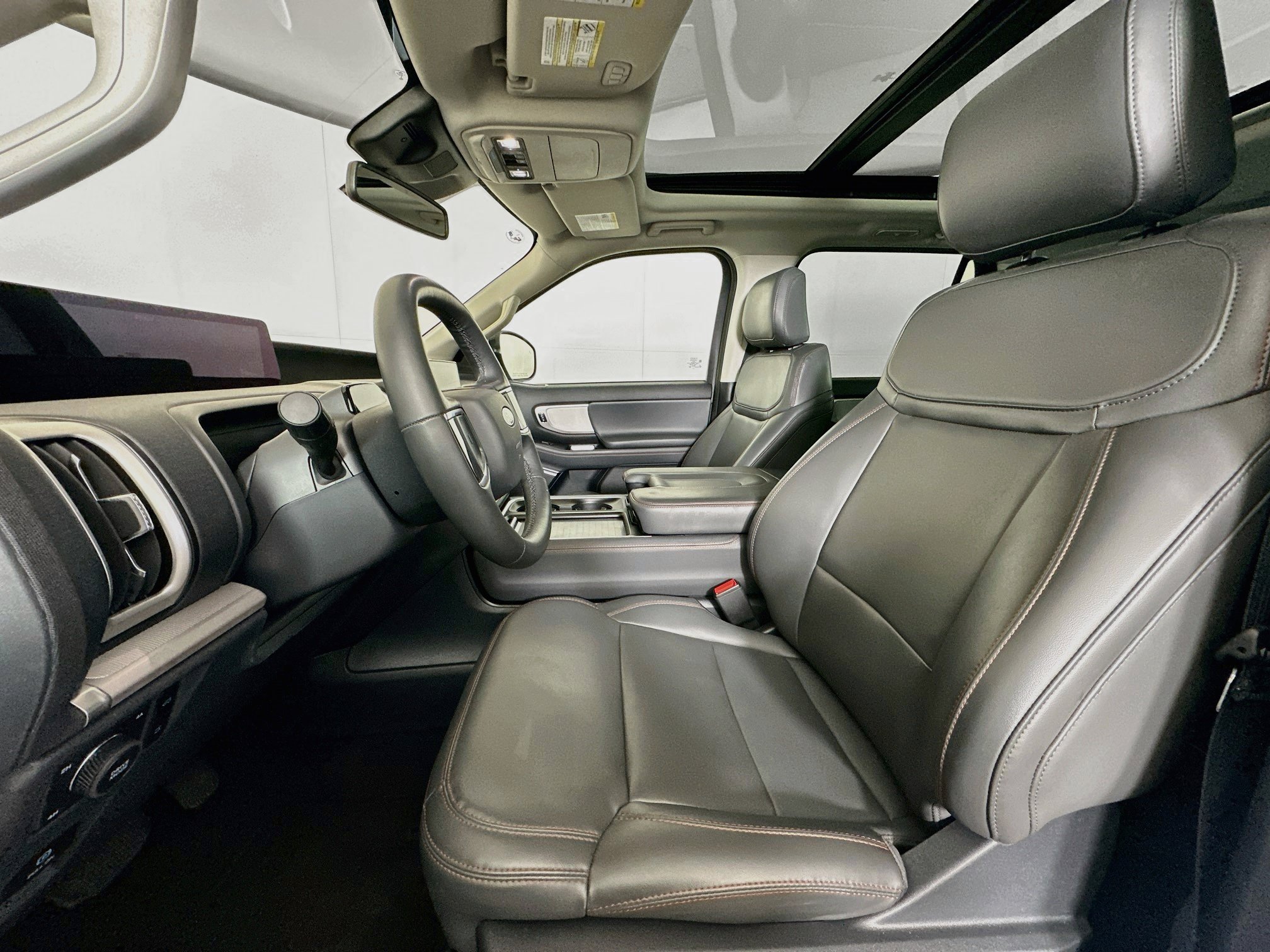 Used 2025 Ford Expedition Active AWD/4WD image 13