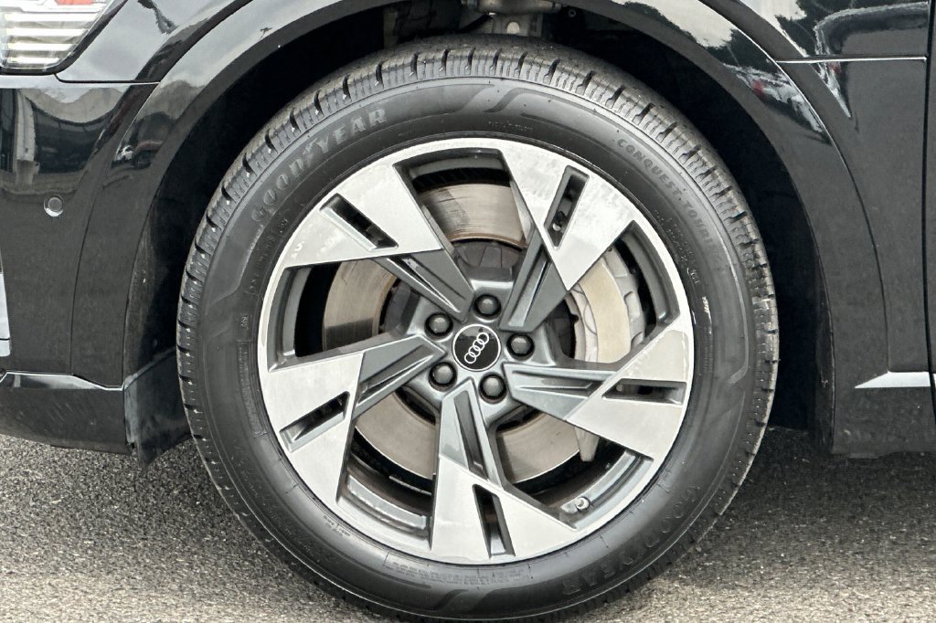 Used 2022 Audi e-tron Premium AWD/4WD image 33