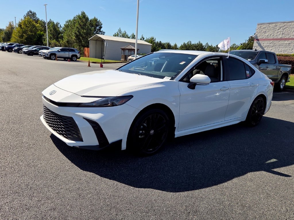 Used 2025 Toyota Camry SE FWD image 3