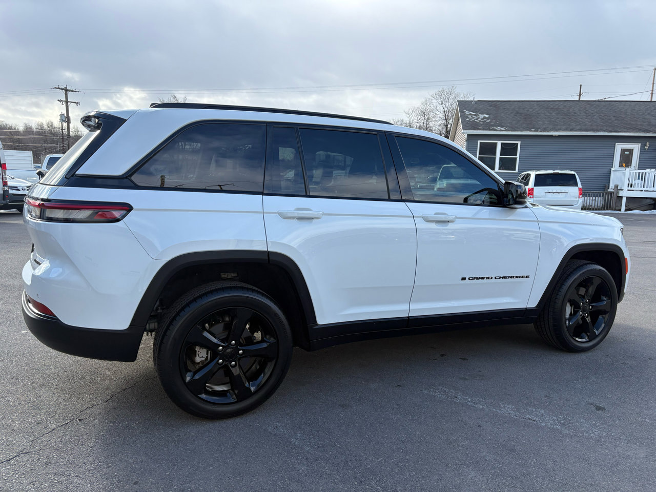 Used 2023 Jeep Grand Cherokee Limited w/ Black Appearance Package image 5