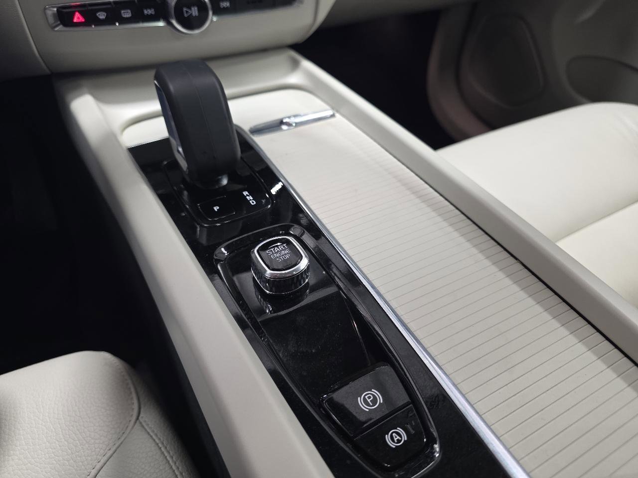 Used 2024 Volvo XC60 B5 Core AWD/4WD image 16