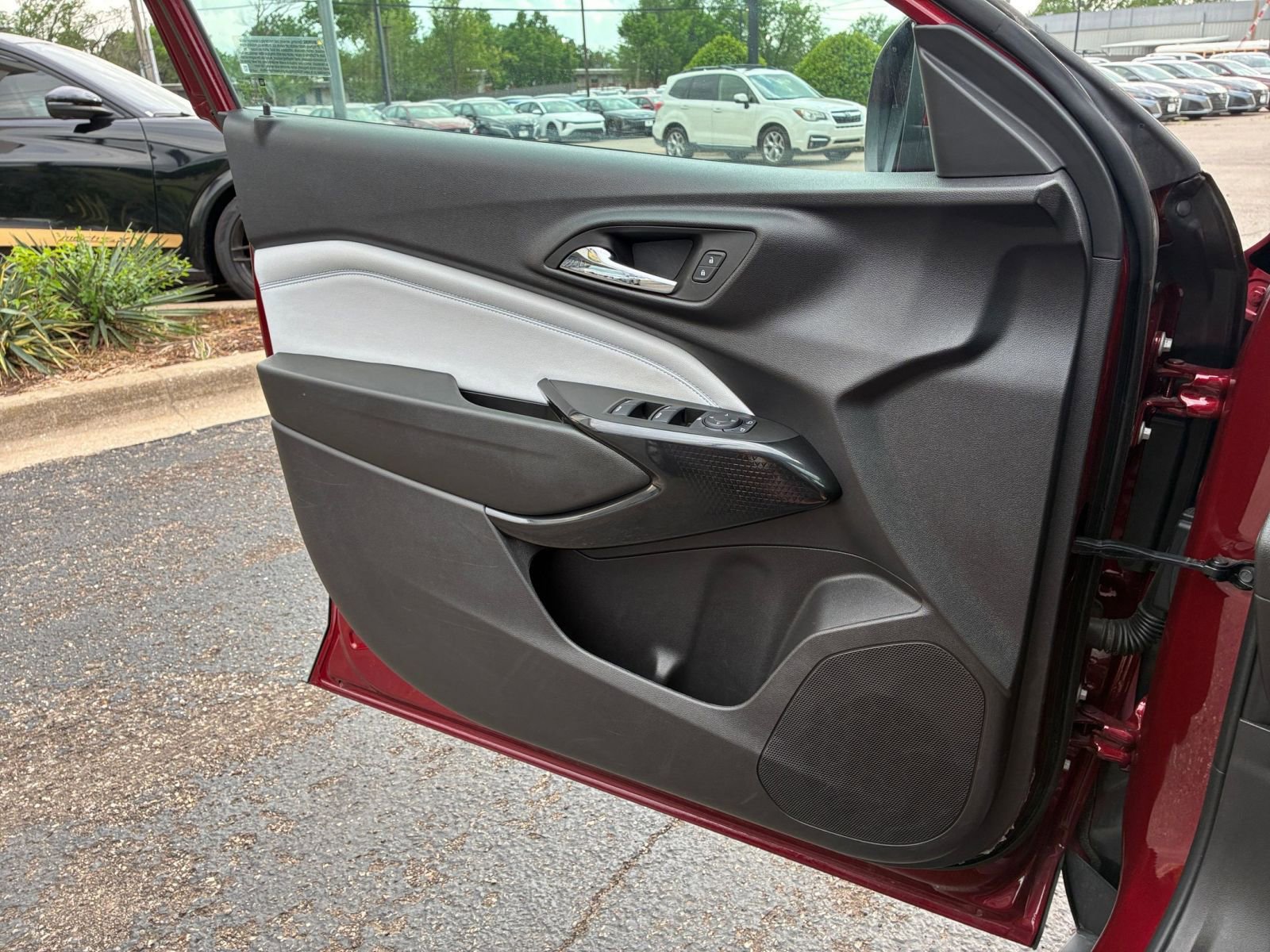 Used 2025 Chevrolet Trax LT FWD image 18
