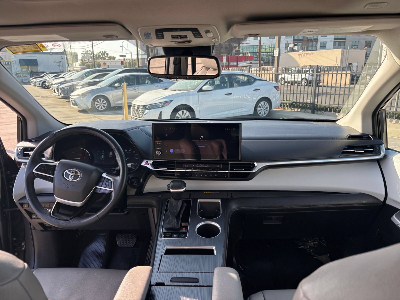 Used 2025 Toyota Sienna XLE FWD image 35