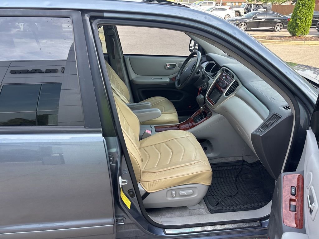 Used 2005 Toyota Highlander 2WD V6 w/ 3rd Row image 11