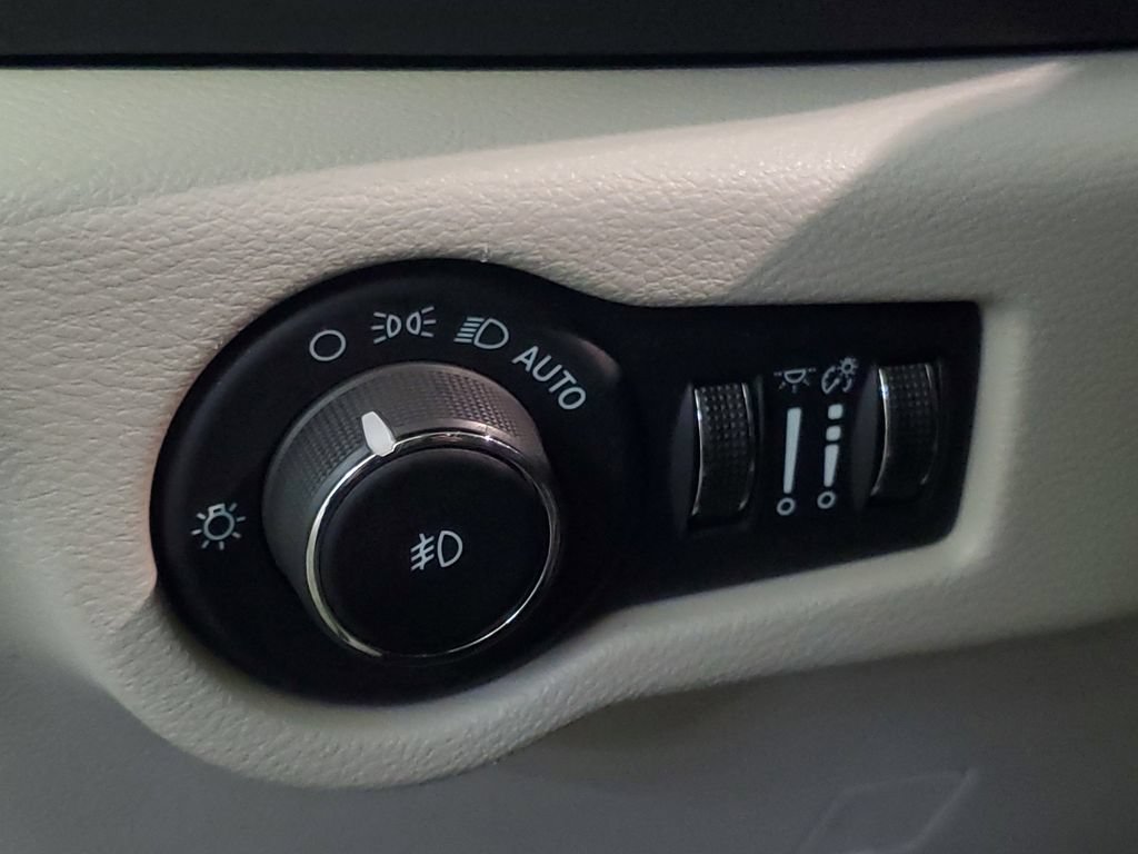 Used 2024 Chrysler Pacifica Touring-L FWD image 18