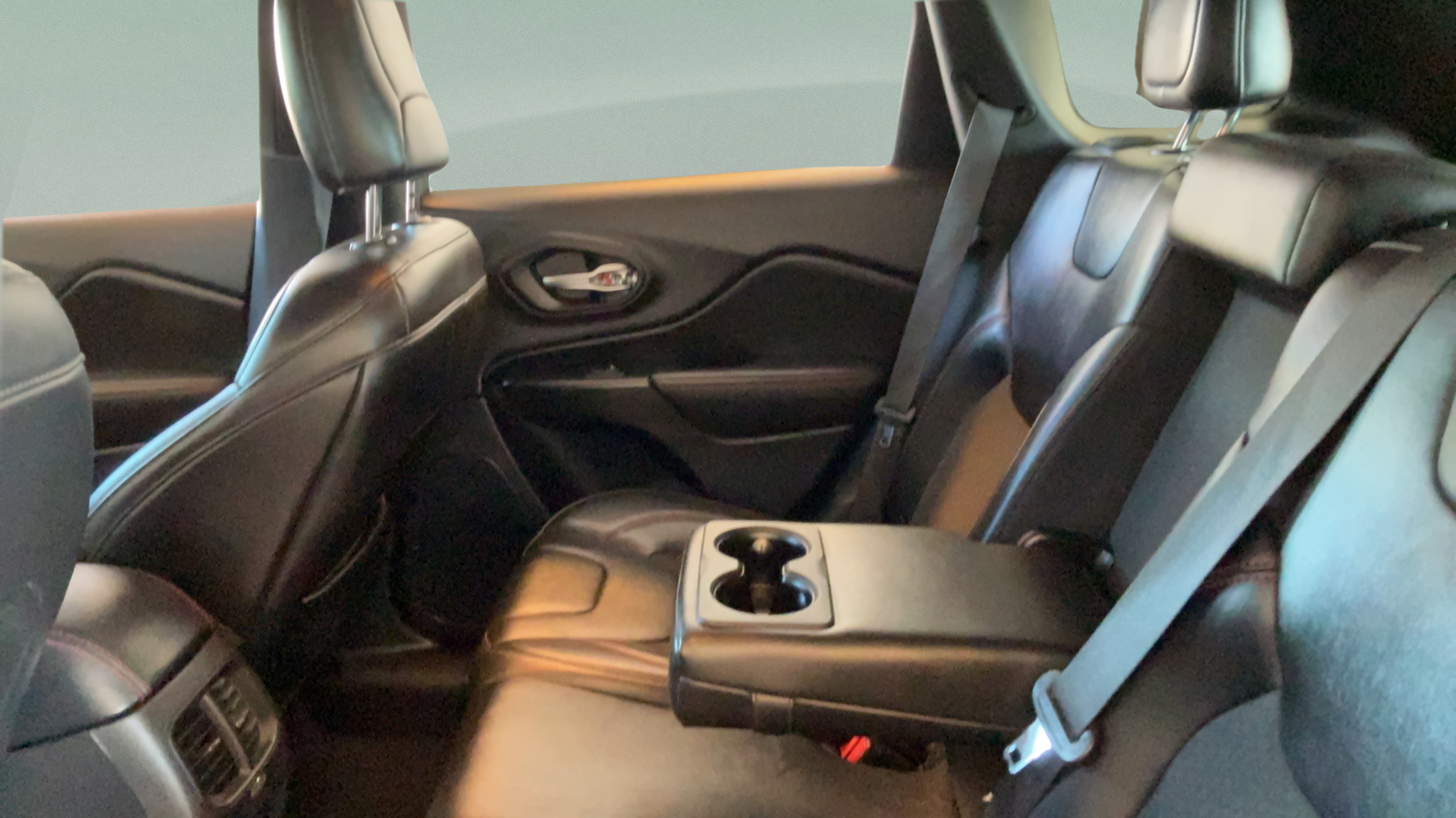 Used 2019 Jeep Cherokee Trailhawk AWD/4WD image 30