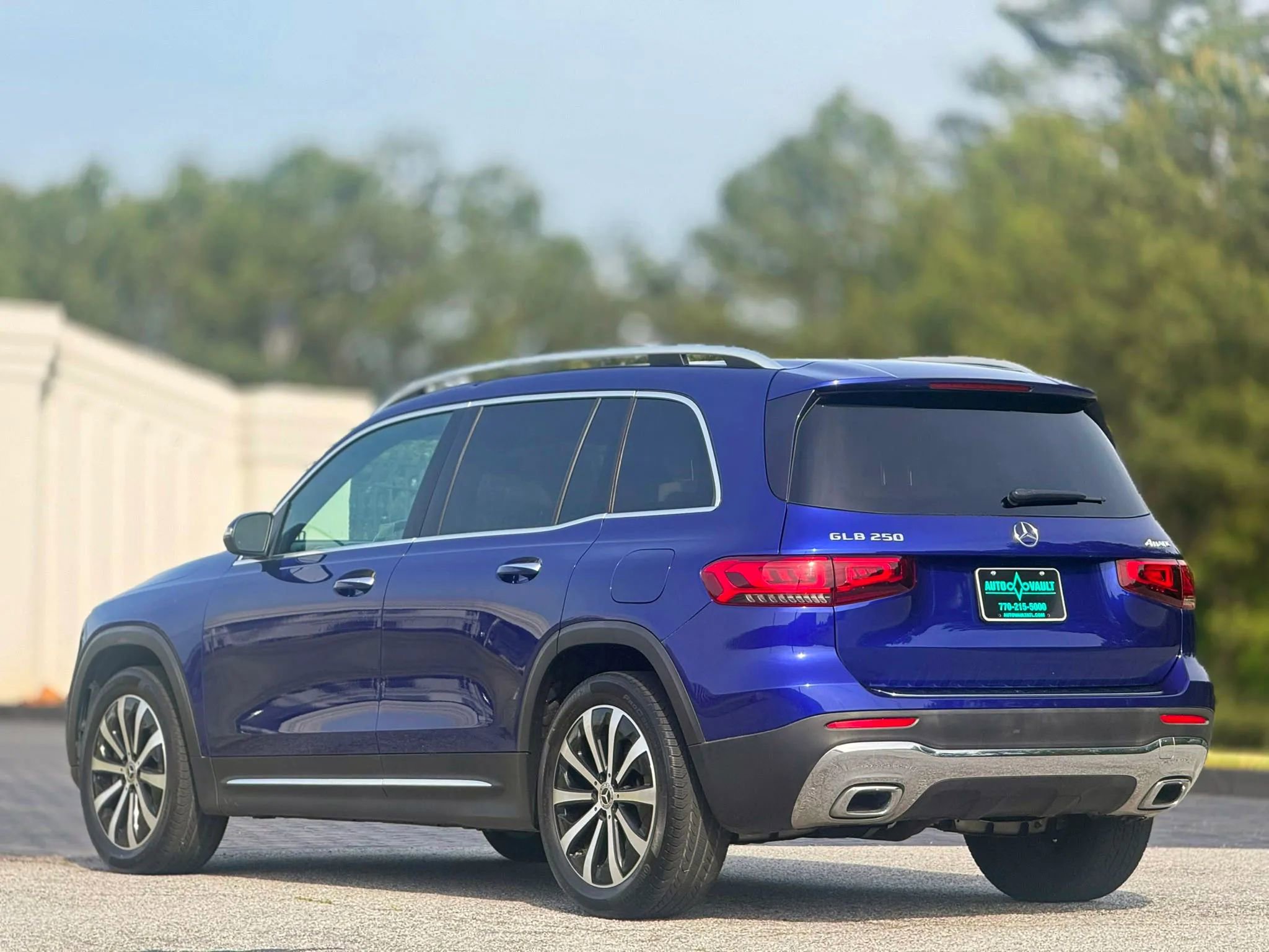 Used 2021 Mercedes-Benz GLB 250 4MATIC w/ Premium Package image 8