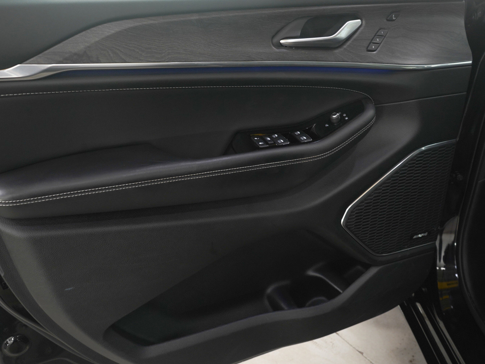 Used 2023 Jeep Grand Cherokee Overland w/ Luxury Tech Group IV image 25