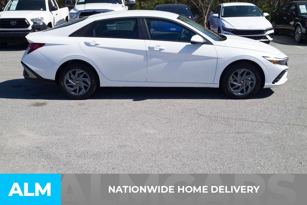 Used 2025 Hyundai Elantra Blue image 4