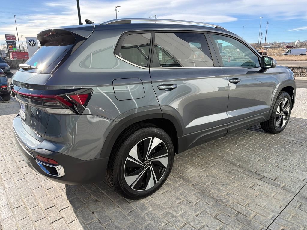 Certified 2025 Volkswagen Taos SE image 7
